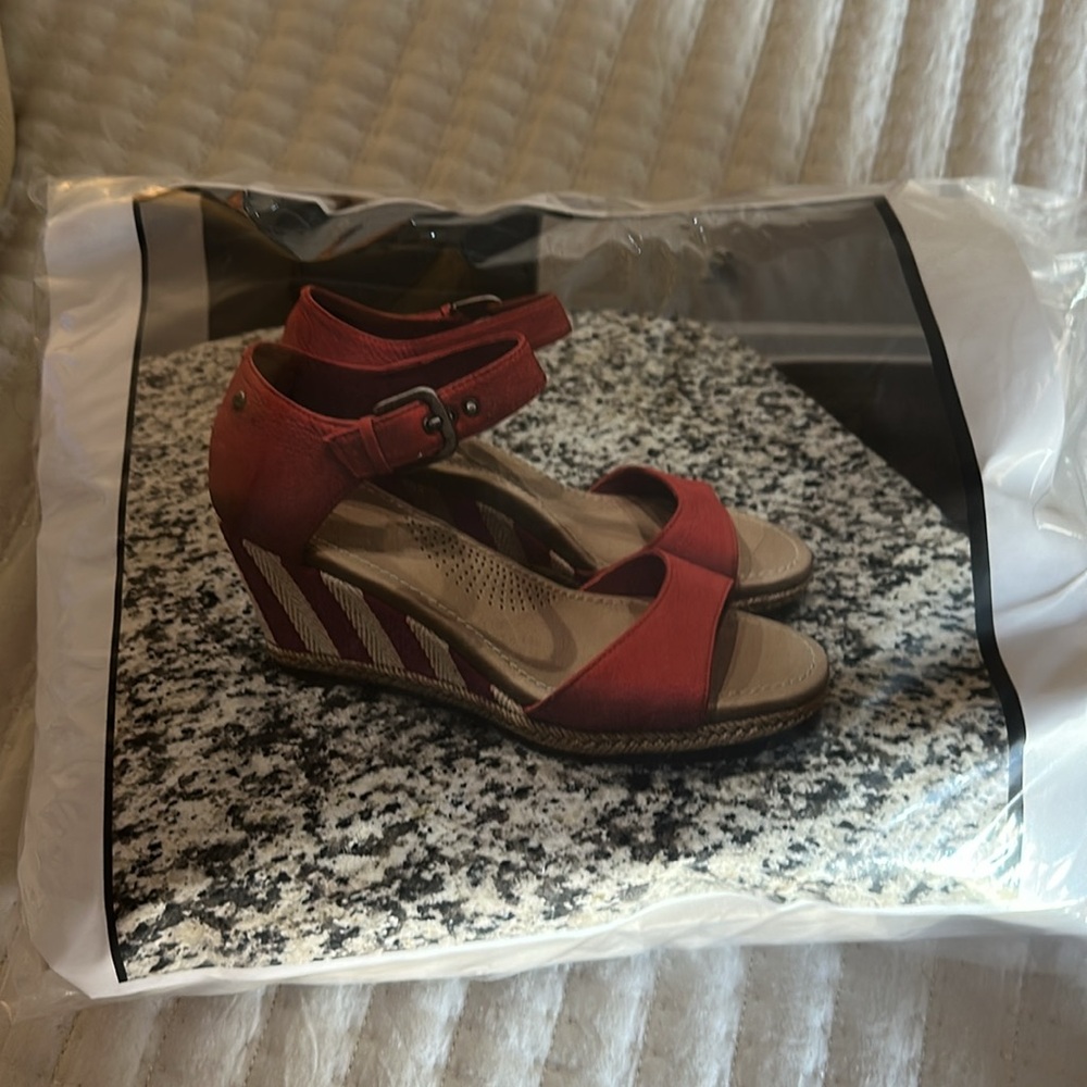 UGG Red Wedge Sandals with Open-Toe Design and Adjustable Ankle Strap - Picture 10 of 10